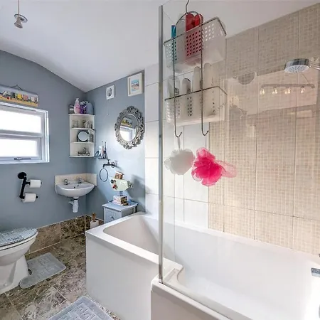 Quirky Large Victorian House With Private Parking