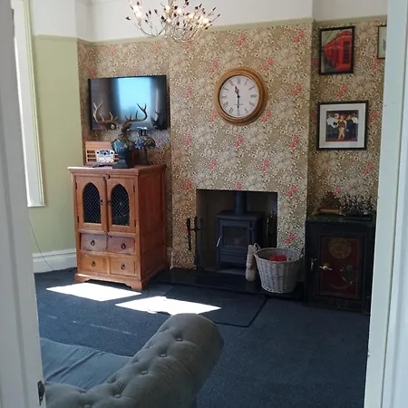 Quirky Large Victorian House With Private Parking *