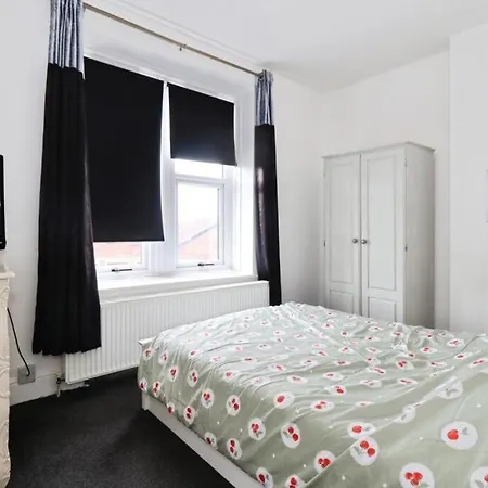 Quirky Large Victorian House With Private Parking