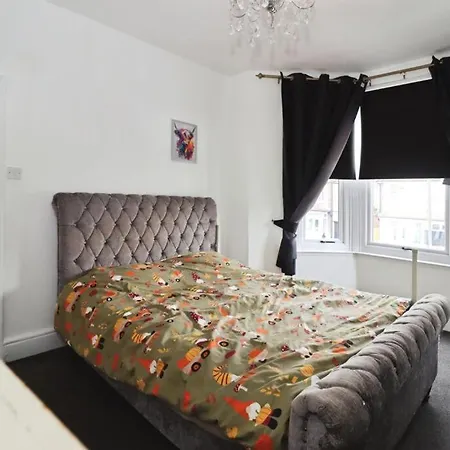 Quirky Large Victorian House With Private Parking Ferienhaus
