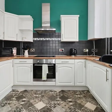 Quirky Large Victorian House With Private Parking Ferienhaus