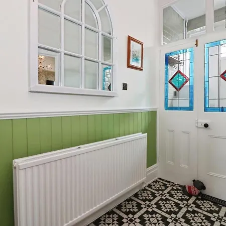 Дом отдыха Quirky Large Victorian House With Private Parking Бристоль